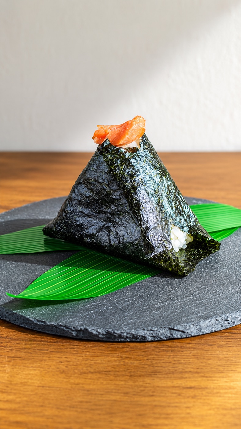 紅鮭むすび — 店内で焼き上げた紅鮭を使った白米のおむすび